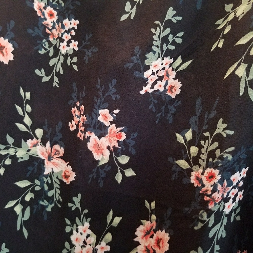 🌸Beautiful Floaty Sleeveless Blouse 🌸 - Picture 2 of 4